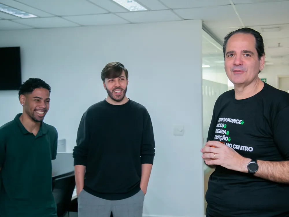 Colaboradores da Kontrip conversando e rindo no escritório