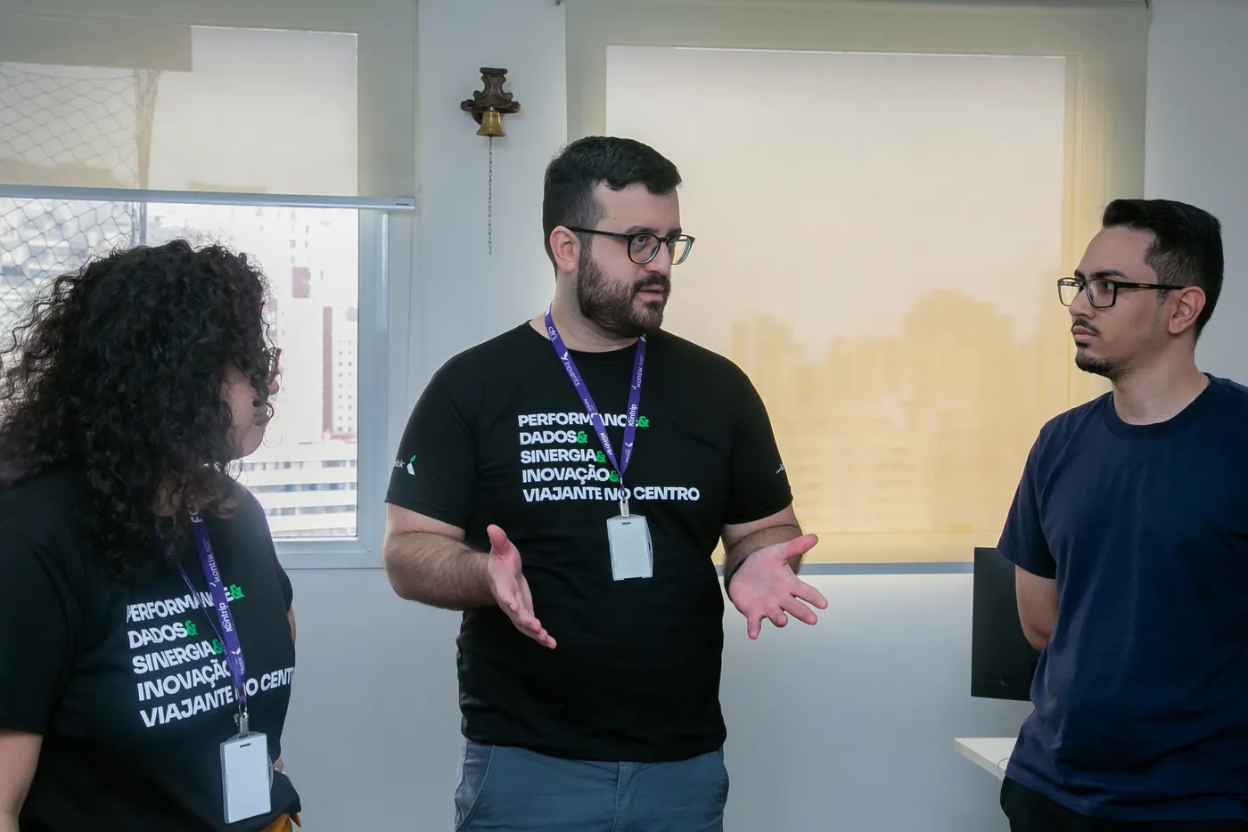 Equipe da Kontrip conversando no escritório